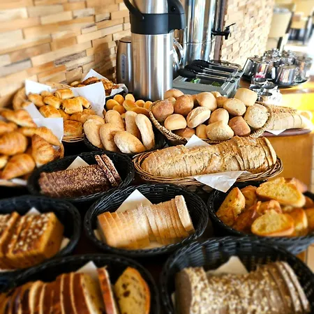 Westendia And Free Parking Breakfast Отель Вестэнде
