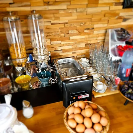 Westendia And Free Parking Breakfast Отель