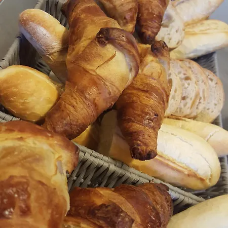 Westendia And Free Parking Breakfast Hotell Westende