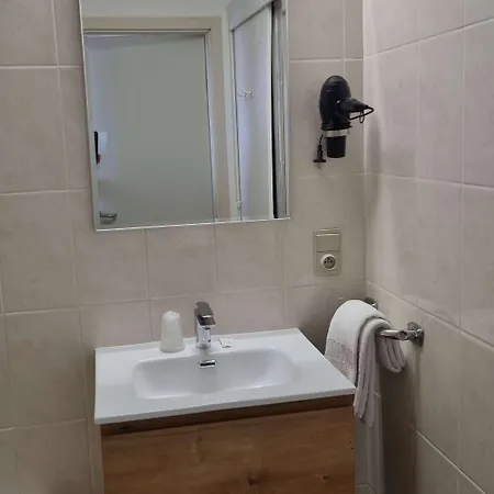 Westendia And Free Parking Breakfast Hotell