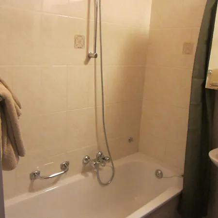 Westendia And Free Parking Breakfast Hotell 2*