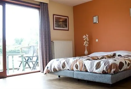 Отель Westendia And Free Parking Breakfast 2*