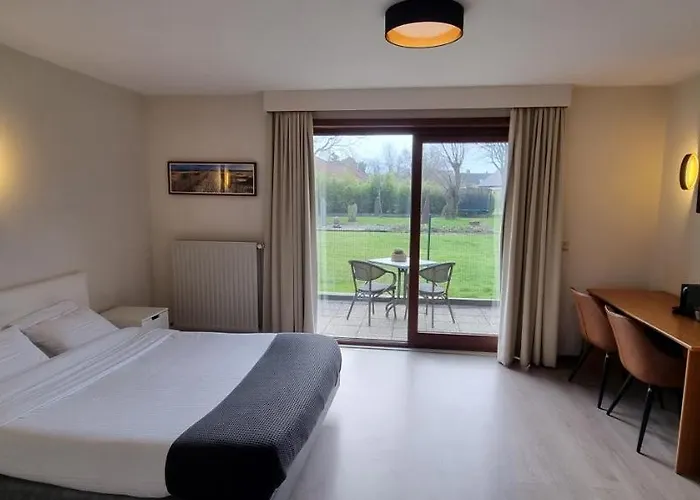 Westendia And Free Parking Breakfast Hotell