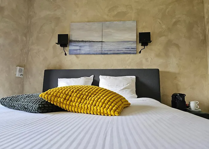 Westendia And Free Parking Breakfast Hotell 2*