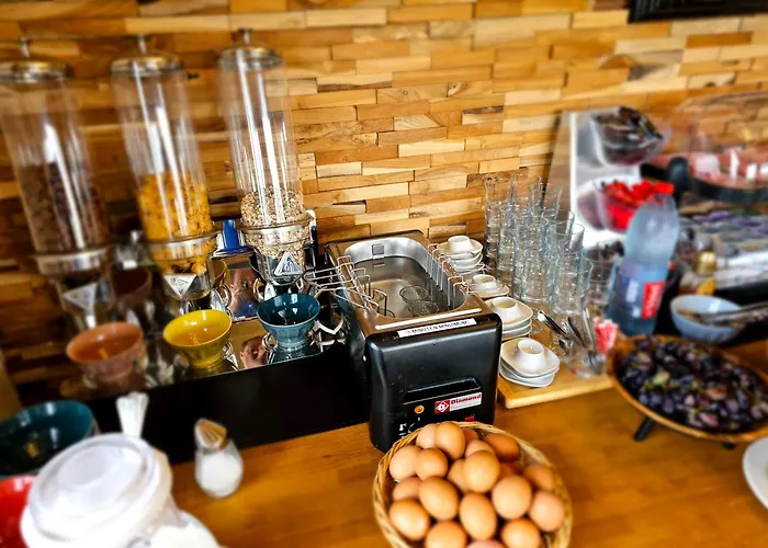 Westendia And Free Parking Breakfast Hotell