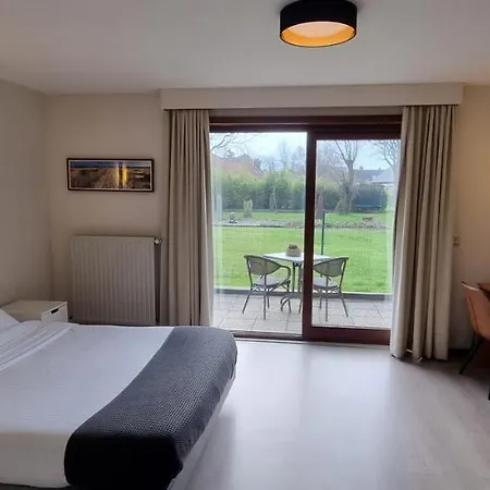 Westendia And Free Parking Breakfast Hotel